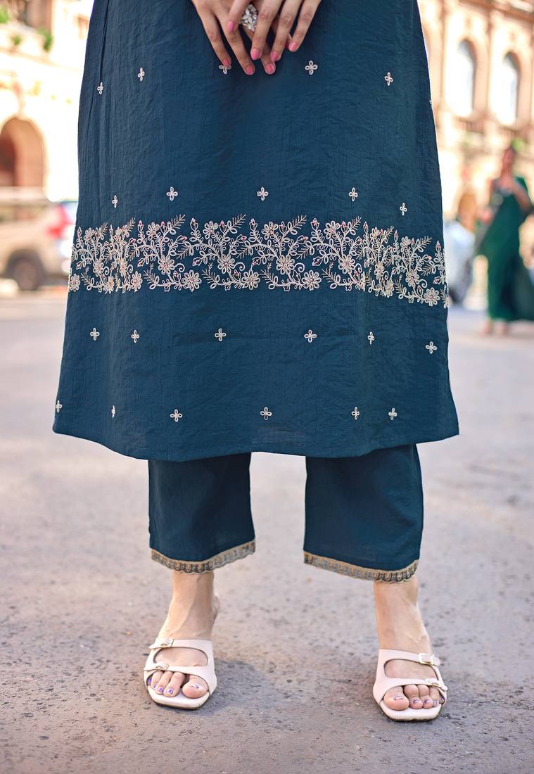 Women Mul Chanderi with thread work & Khatli Work Kurta With Trouser & With Dupatta