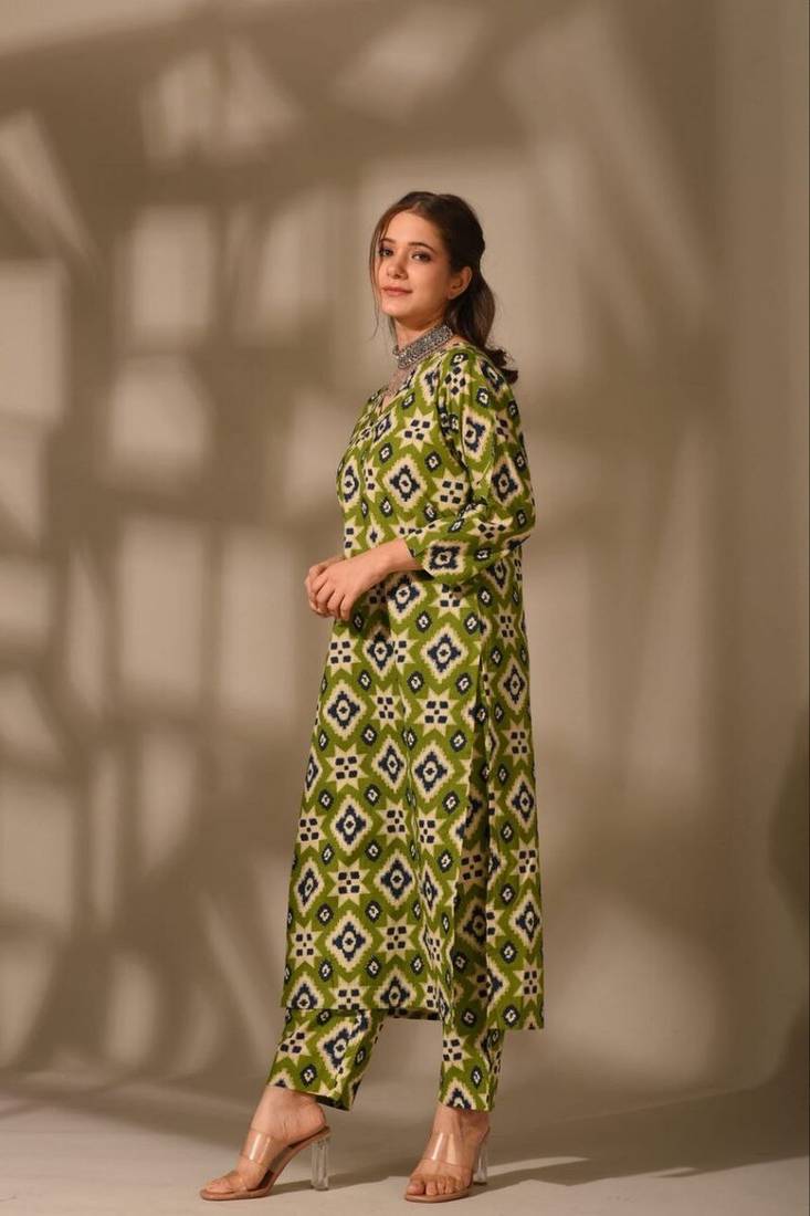 Floral printed v neck knee legth kurta set