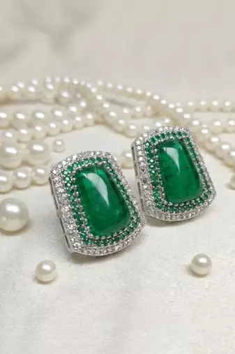 Elegant pearl choker set with grand emerald-green polki pendant