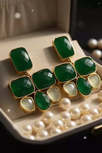 Golden plated precious stone necklace set with green quartz & pearl drops