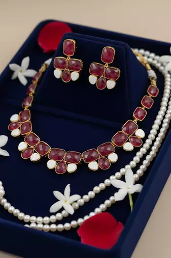 Golden plated precious stone necklace set in red strawberry quartz & amethyst finish