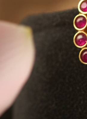 Semi-precious mop & pink quartz necklace set in golden finish 3