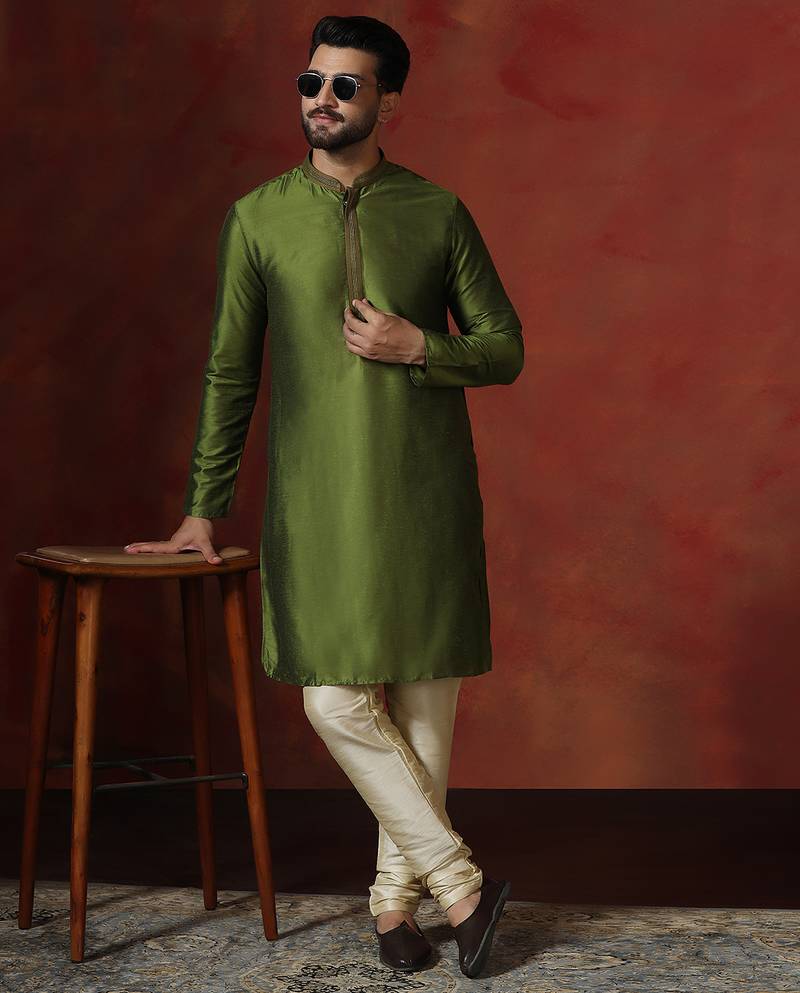 green dupion kurta pyjama set for men with solid design
