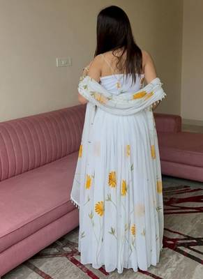 White Hand-Painted Floral Work Pure Organza Lehenga Choli with Designer Blouse and Kodi Work Border 5