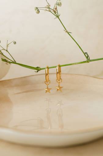 Gold-plated star twinkle hoop earring
