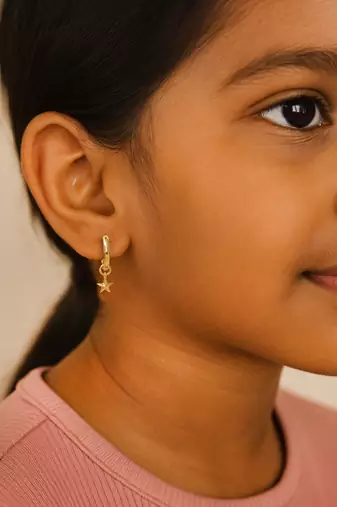 Gold-plated star twinkle hoop earring