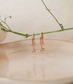 Rose gold-plated star twinkle hoop earring