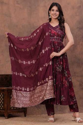 maroon embroidered kurti of premium modaal chanderi kurti pant dupatta set.