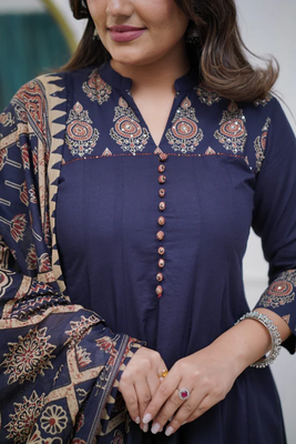 Navy blue ethnic kurta set with a printed dupatta 4