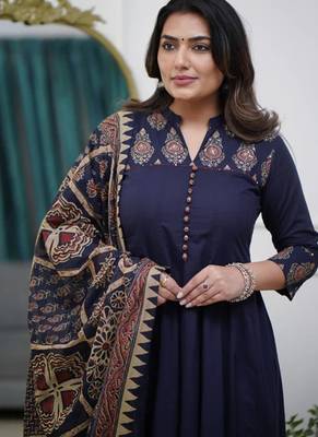 Navy blue ethnic kurta set with a printed dupatta 5