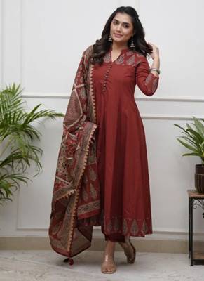  maroon anarkali kurta set with a printed dupatta 3