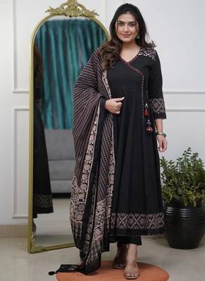  black anarkali kurta set with a printed dupatta 3