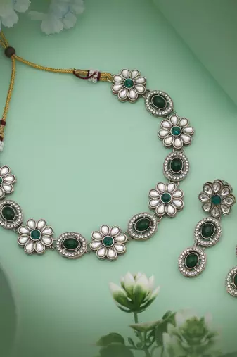 Refreshing green color kundan necklace set beautifully crafted for festive and wedding wear