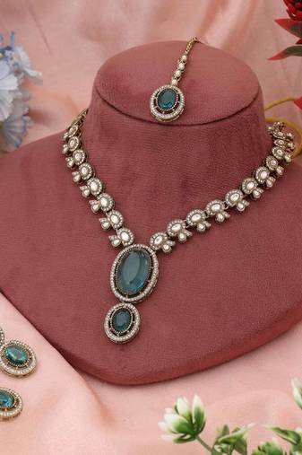 Fresh light green color kundan necklace set ideal for graceful and refreshing ethnic looks