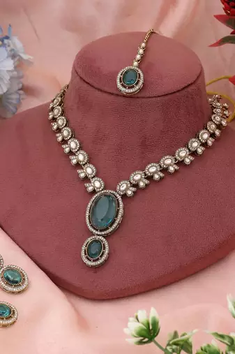 Fresh light green color kundan necklace set ideal for graceful and refreshing ethnic looks