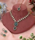 Fresh light green color kundan necklace set ideal for graceful and refreshing ethnic looks