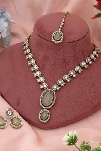 Subtle off white color kundan necklace set perfect for minimal yet radiant styling