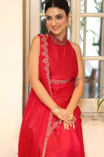 red tissue saree ceremonial looks