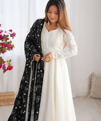 White soft vichitra silk anarkali with black dupatta 3