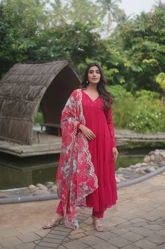 Pink Faux Blooming Kurta Set with Butti Work & Sequins Embroidered Organza Dupatta – Elegant Festive Wear