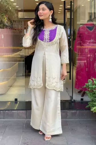Floral embroidered white round neck kurta set with trouser