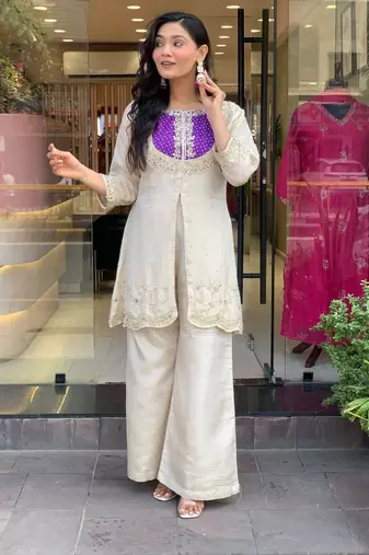 Floral embroidered white round neck kurta set with trouser
