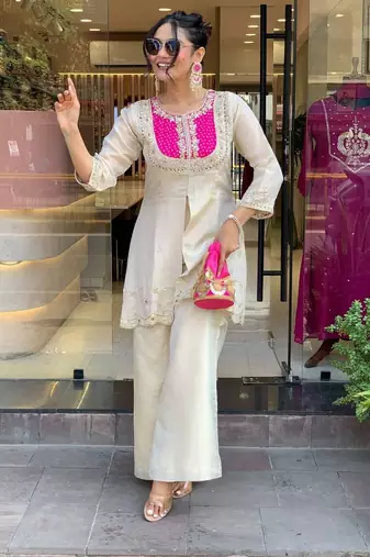 Floral embroidered white round neck kurta set with trouser