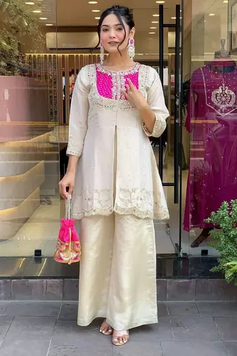 Floral embroidered white round neck kurta set with trouser