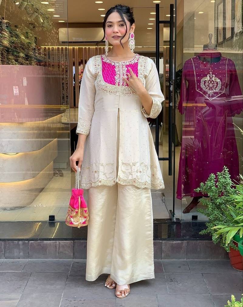 Floral embroidered white round neck kurta set with trouser