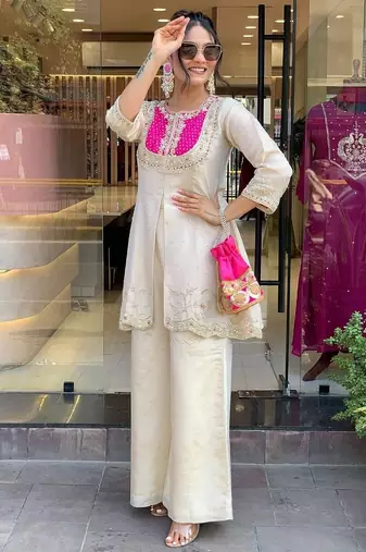 Floral embroidered white round neck kurta set with trouser