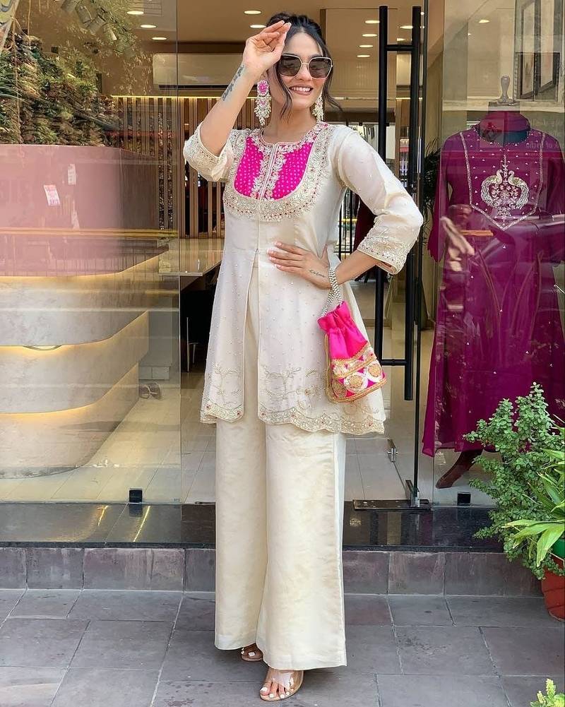 Floral embroidered white round neck kurta set with trouser