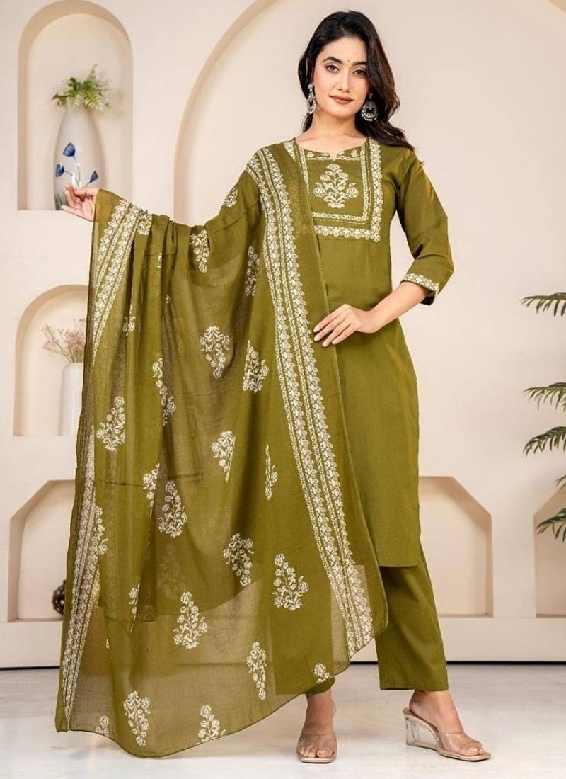Floral embroidered green round neck kurta set with trouser and dupatta