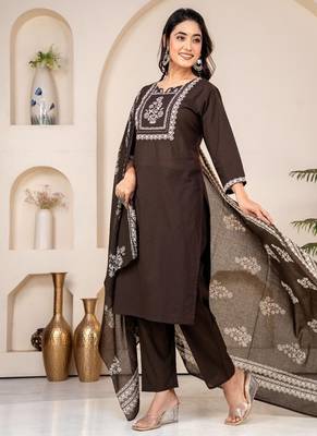 Floral embroidered black round neck kurta set with trouser and dupatta 3