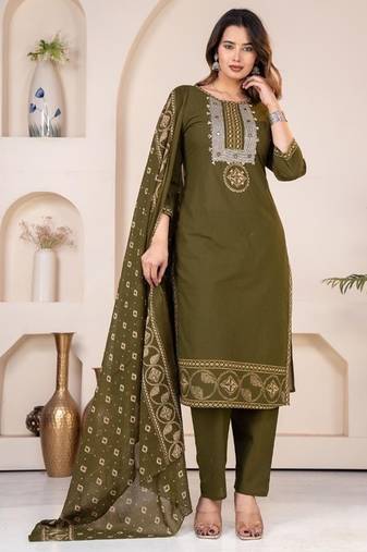 Floral embroidered green round neck kurta set with trouser and dupatta
