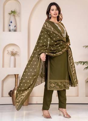 Floral embroidered green round neck kurta set with trouser and dupatta 2