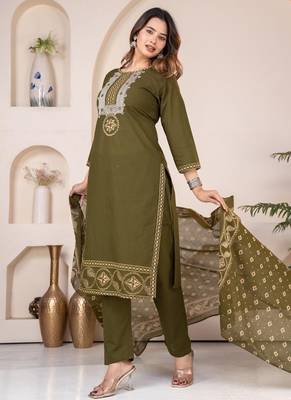 Floral embroidered green round neck kurta set with trouser and dupatta 3