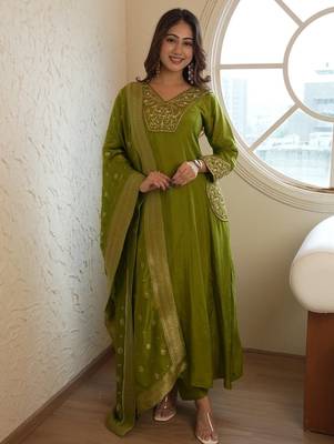 Floral embroidered green v neck kurta set with trouser and dupatta 1
