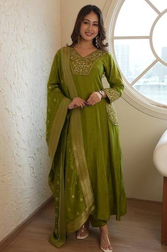 Floral embroidered green v neck kurta set with trouser and dupatta