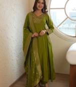 Floral embroidered green v neck kurta set with trouser and dupatta