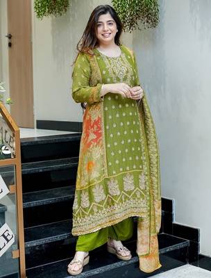 Floral embroidered green round neck kurta set with trouser and dupatta 1