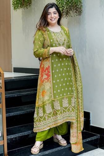Floral embroidered green round neck kurta set with trouser and dupatta