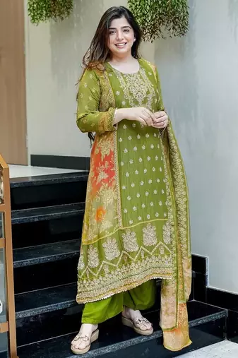 Floral embroidered green round neck kurta set with trouser and dupatta