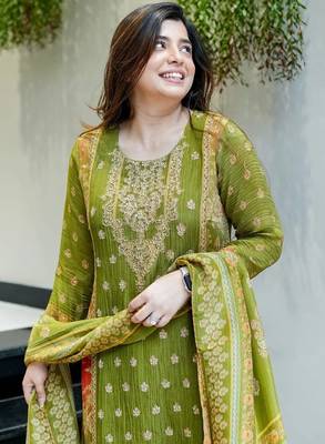 Floral embroidered green round neck kurta set with trouser and dupatta 2