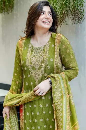 Floral embroidered green round neck kurta set with trouser and dupatta