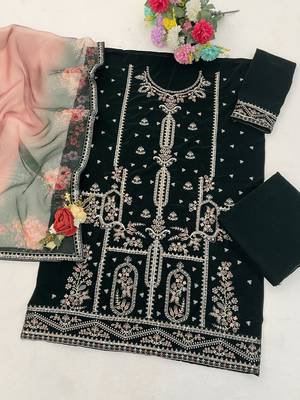 Green velvet suit with embroidery sequin  3