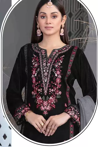 Black velvet suit with embroidery sequin 