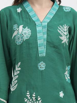 green mul chanderi thread work sequins work straight kurta trouser dupatta set 4