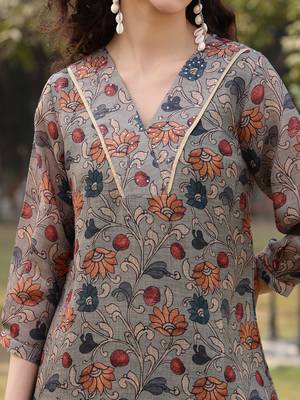 green floral print lilen a line have a lining kurta trouser dupatta set 4