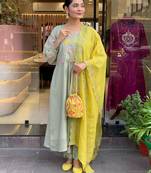 Women floral embroidered panelled thread work kurta with trousers & with dupatta