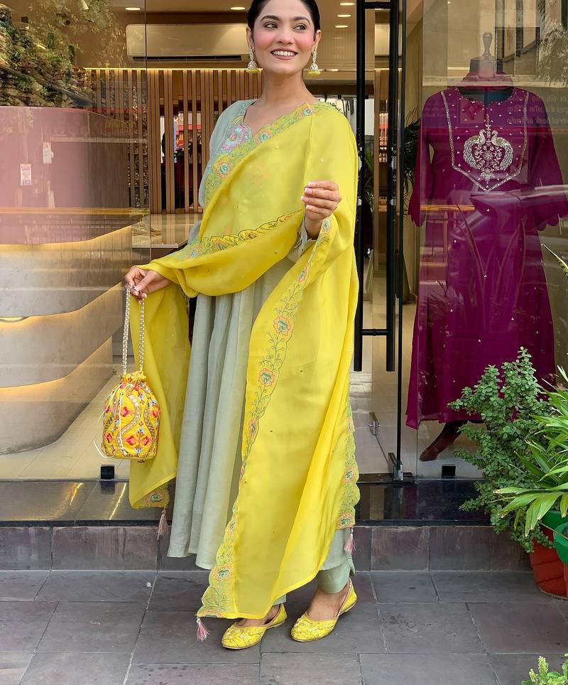 Women floral embroidered panelled thread work kurta with trousers & with dupatta